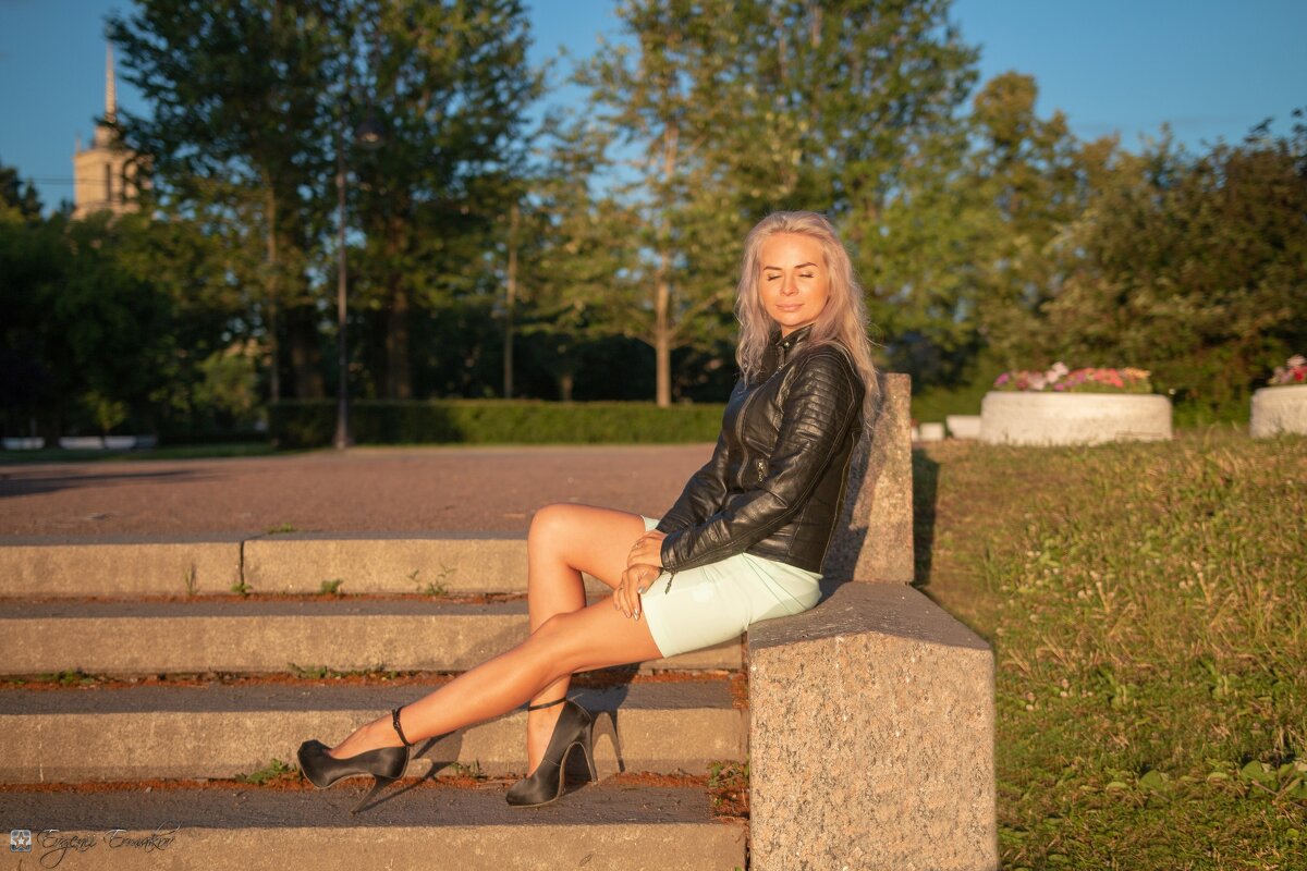 Отдыхают ножки у дорожки в предрассветный час - Евгений Ермаков