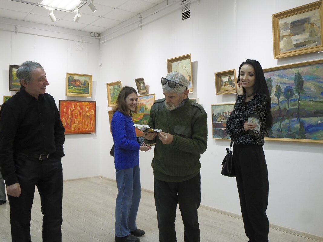 Коллеги на выставке художника Хроменкова в 23 г в ГВЗ Брянска - Евгений 