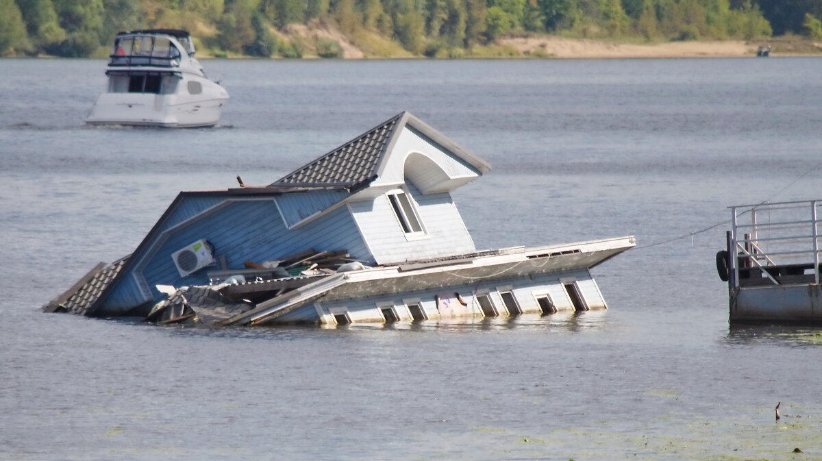 Затонувший дебаркадер......Плес.... - Сергей Клапишевский Затонувший дебаркадер......Плес.... - Сергей Клапишевский