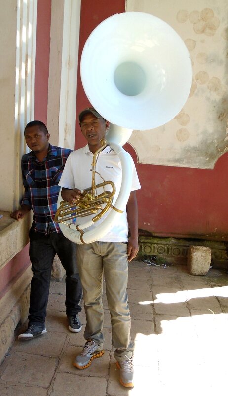 Музыкант с белой трубой - Игорь Матвеев Музыкант с белой трубой - Игорь Матвеев