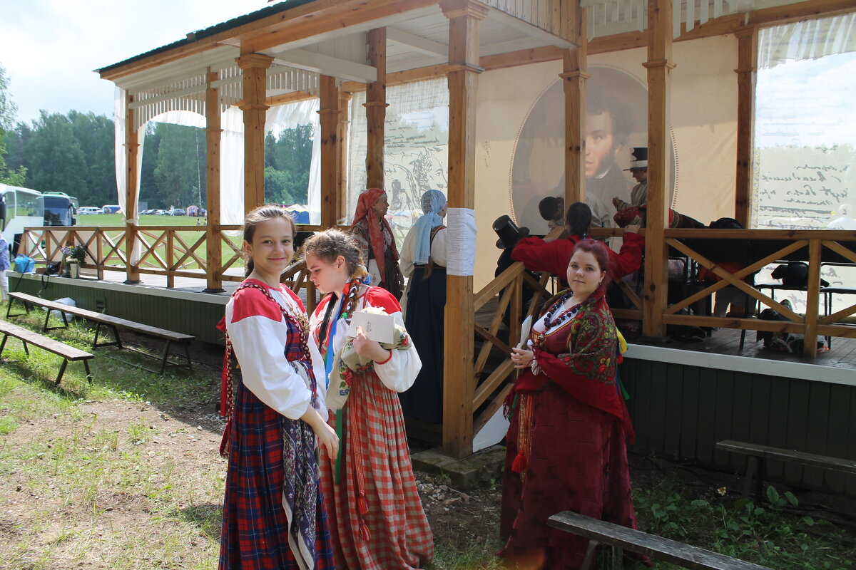 Стоят девчонки... - Олег Зоркий