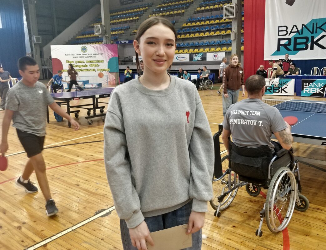 Девчонка волонтер - Андрей Хлопонин Девчонка волонтер - Андрей Хлопонин