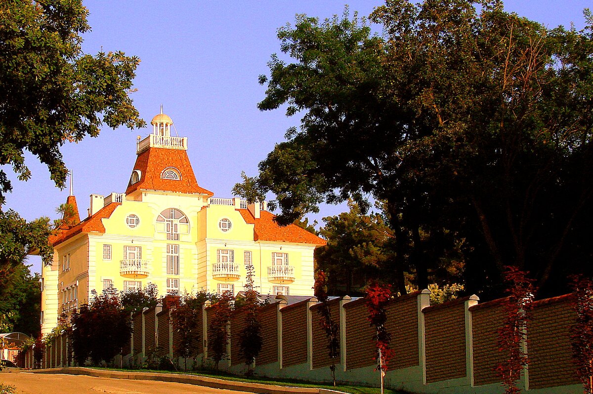 Прогулки по улочкам приморского городка - Сергей М Прогулки по улочкам приморского городка - Сергей М