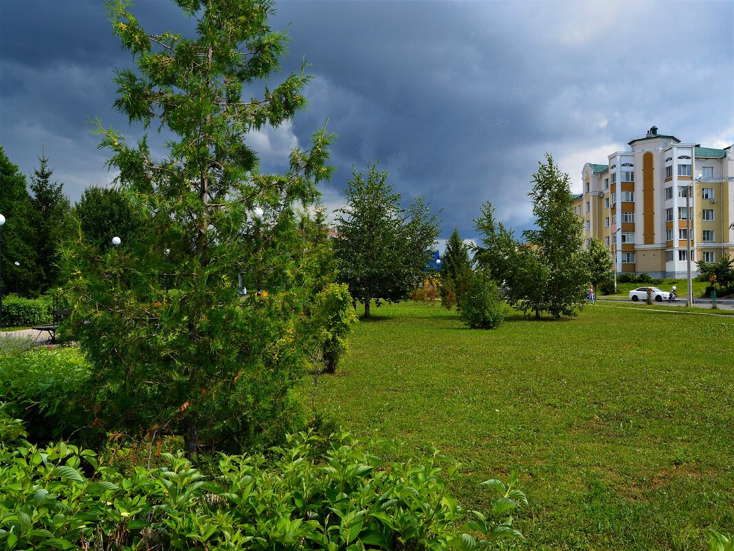 Чебоксары. Сквер Ислюкова летом перед грозой. - Пётр Чернега