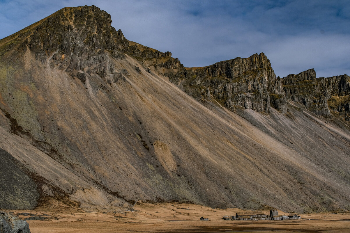 Под защитой горы Вестрахорн бывщая деревня викингов - Георгий А Под защитой горы Вестрахорн бывщая деревня викингов - Георгий А