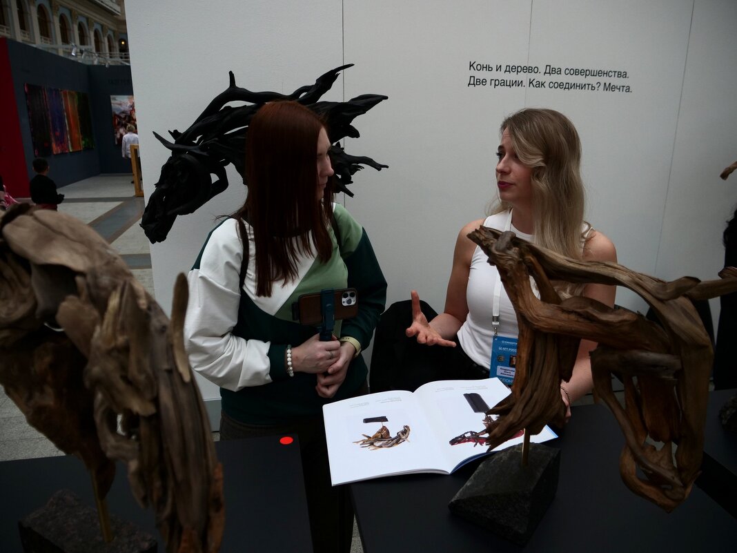 Люди на выставке - Сергей Золотавин Люди на выставке - Сергей Золотавин