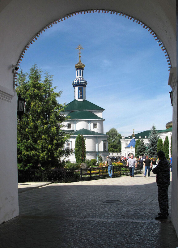 Вид из-под монастырских ворот - Александр Ильчевский Вид из-под монастырских ворот - Александр Ильчевский