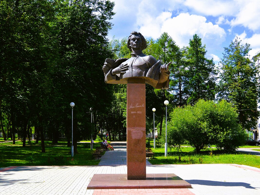 Чебоксары. Памятник Михаилу Сеспелю. - Пётр Чернега Чебоксары. Памятник Михаилу Сеспелю. - Пётр Чернега
