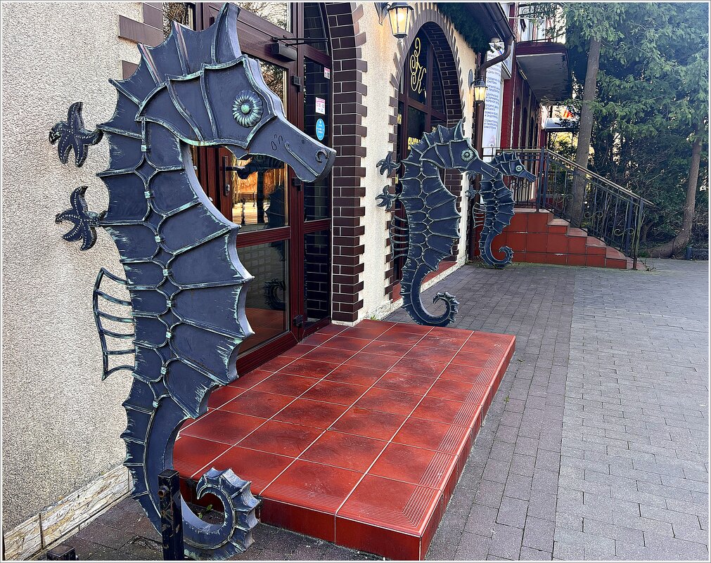 Коньки у магазина янтаря. - Валерия Комова Коньки у магазина янтаря. - Валерия Комова