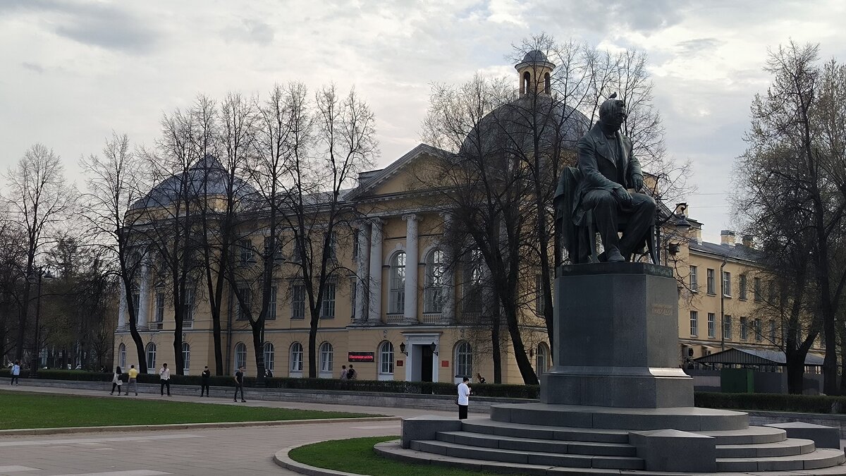 Памятник Грибоедову на Пионерской площади. - Ольга Памятник Грибоедову на Пионерской площади. - Ольга
