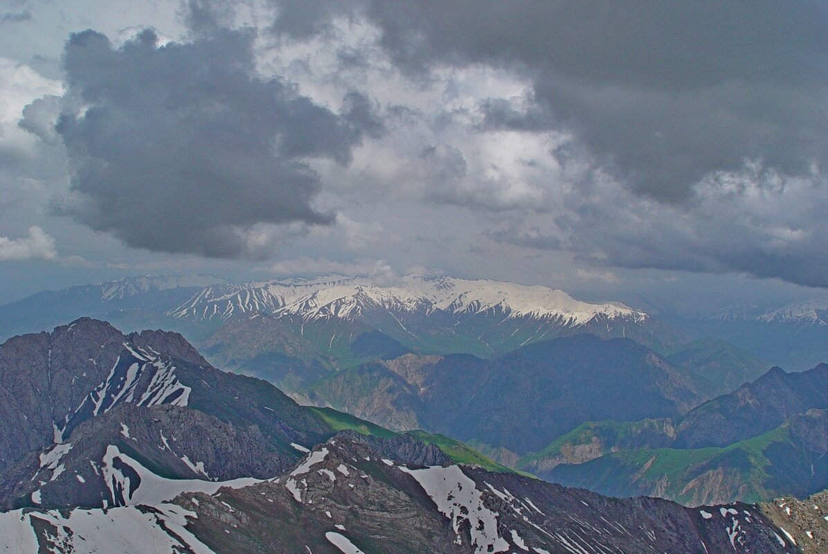ПРОГУЛКА НА БОЛЬШОЙ ЧИМГАН - 2, с вершины - Виктор Осипчук