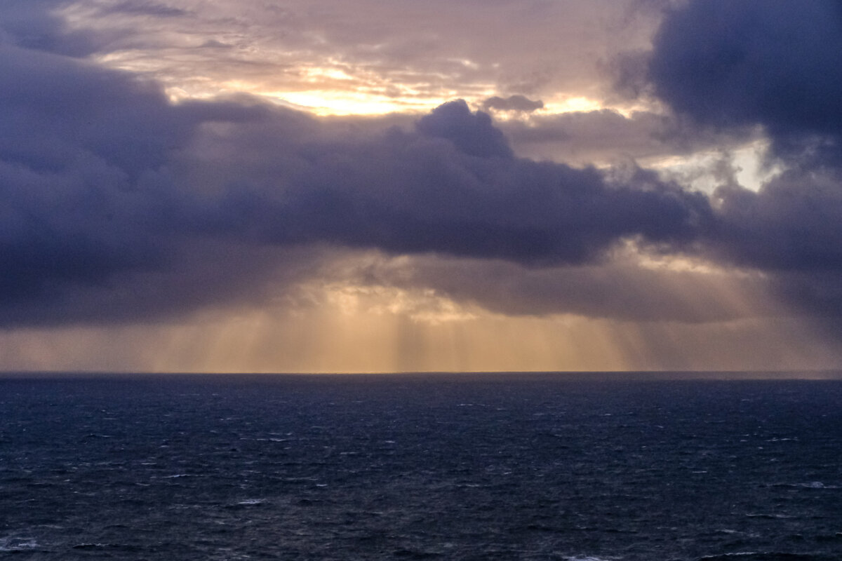 Солнце еле проходит сквозь облака - Георгий А