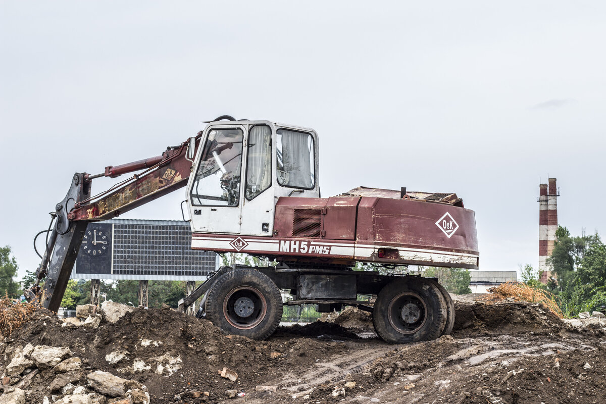 Индустриальный пейзаж с чудесным экскаватором - Коля Лукашов