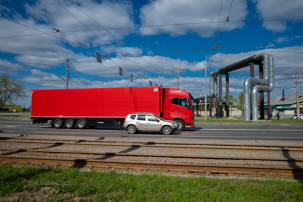 Красный фургон на дороге - Александр Синдерёв Красный фургон на дороге - Александр Синдерёв