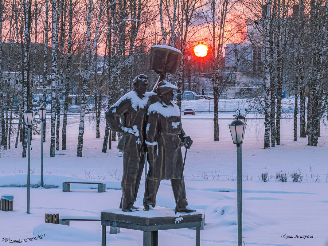 Ухта сегодня Скульптура сталевару и ученому с книгой у бывшего Ухтинского Механического Завода (УМЗ) - Николай Зиновьев