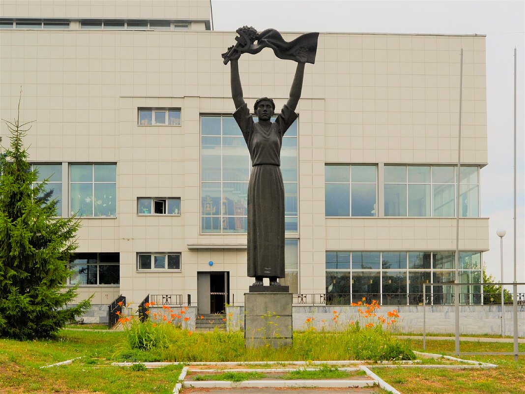 Чебоксары. Скульптурная композиция «Аталпи». - Пётр Чернега Чебоксары. Скульптурная композиция «Аталпи». - Пётр Чернега