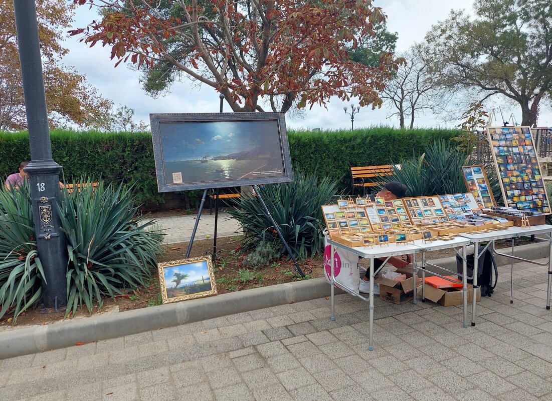 У картинной галереи Айвазовского - ИРЭН@ . У картинной галереи Айвазовского - ИРЭН@ .
