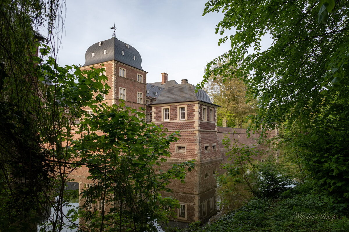 Замок в апреле... - Николай Гирш