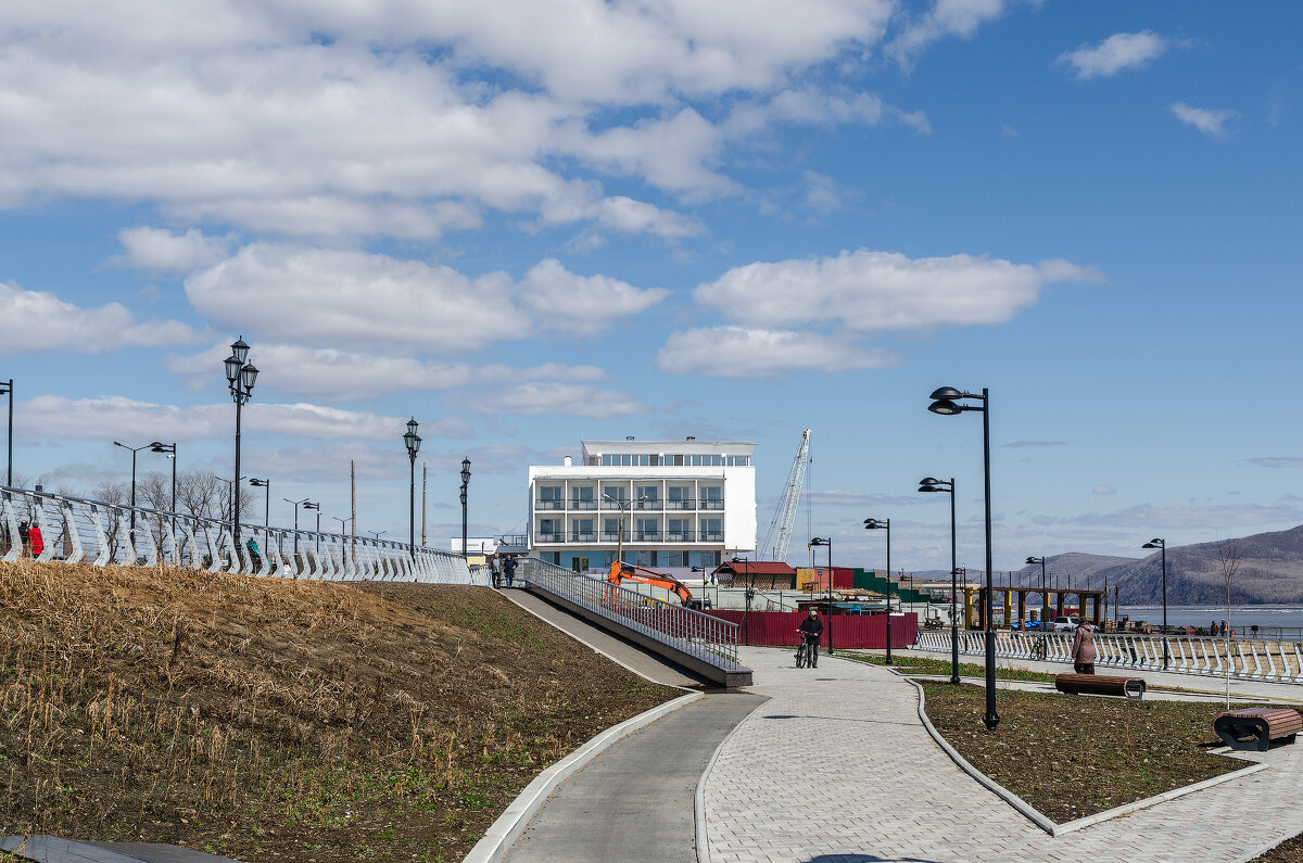 На набережной у Амура. - Виктор Иванович Чернюк