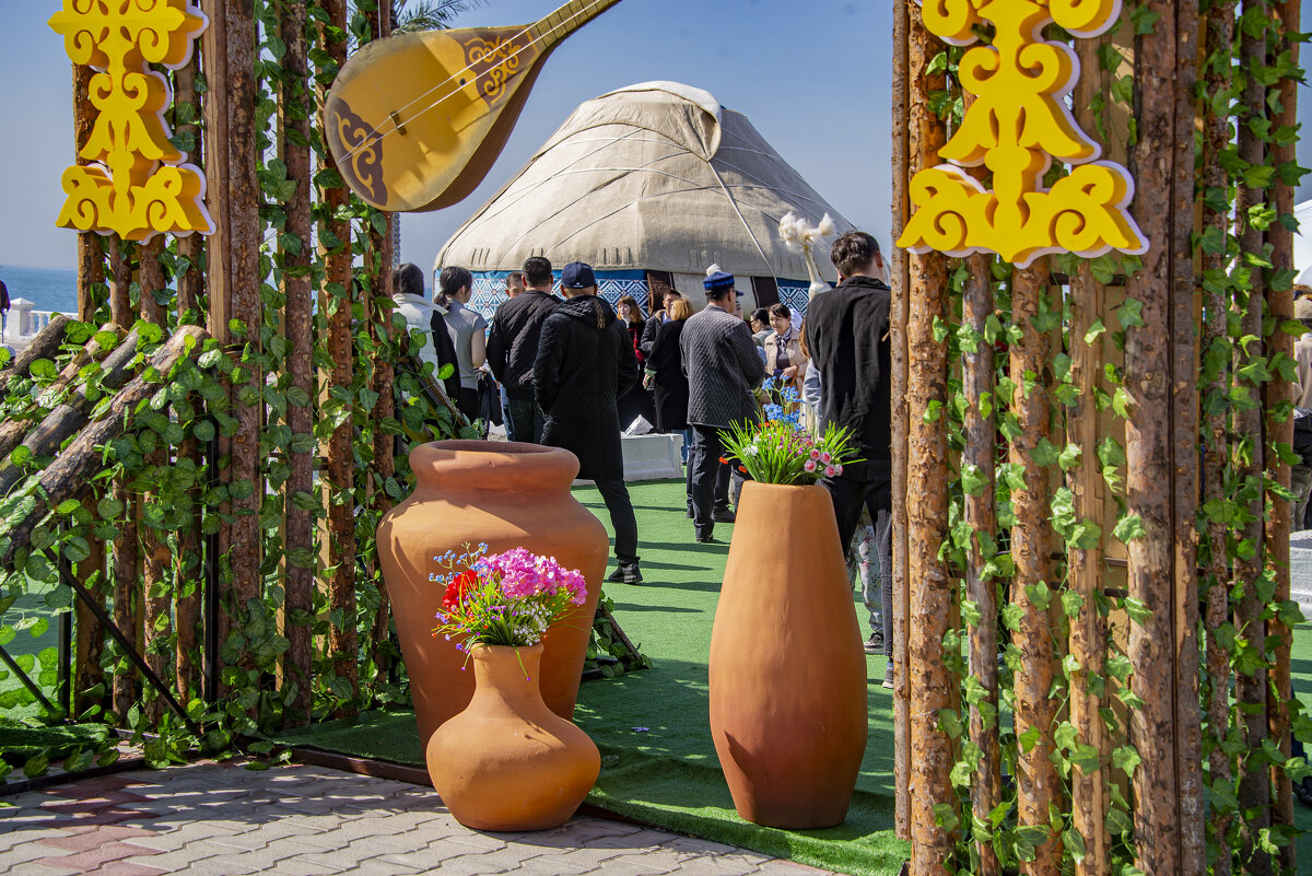 На площади - Анатолий Чикчирный