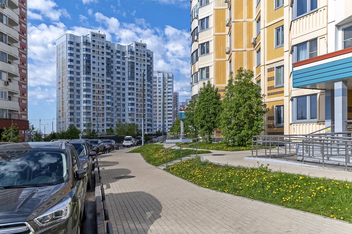 На газонах одуванчики - Валерий Иванович На газонах одуванчики - Валерий Иванович