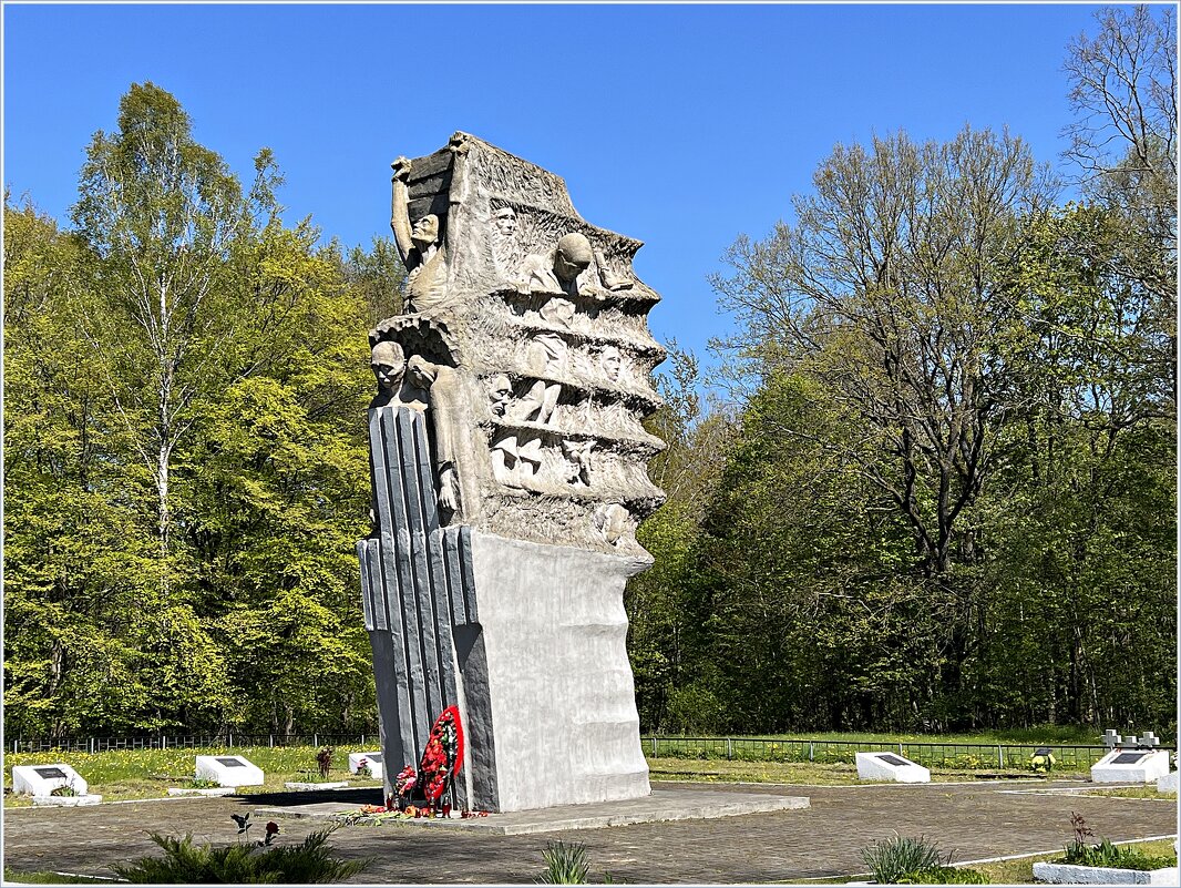 Памятник узникам концлагеря. - Валерия Комова