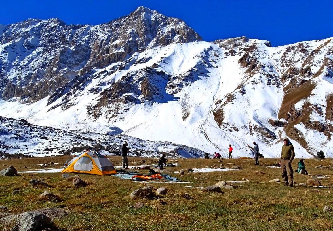 ЛАГЕРЬ ПЕРЕД ВЕРШИНОЙ, h~3150 м. - Виктор Осипчук