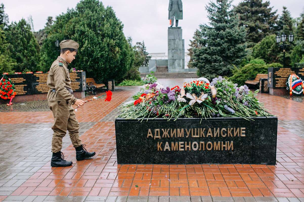 Юноша в форме ВОВ - Евгений Николаев