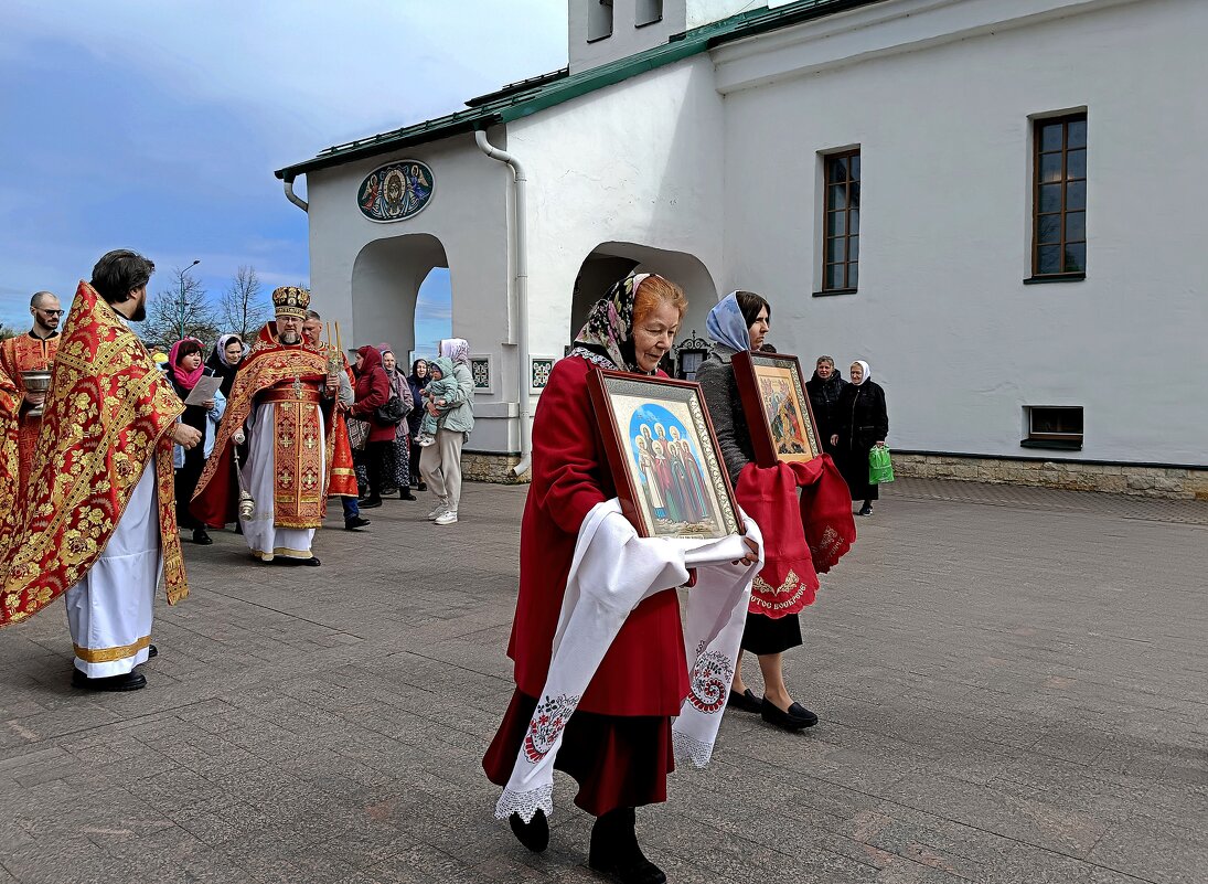 Крестный ход у церкви 04.05.2025. - Мария Васильева Крестный ход у церкви 04.05.2025. - Мария Васильева