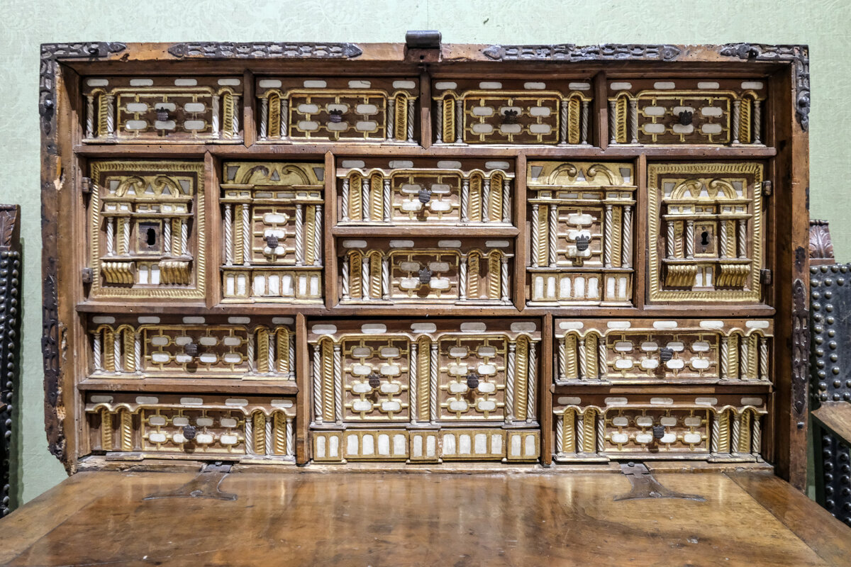 Рабочий стол со многими ящиками - Георгий А Рабочий стол со многими ящиками - Георгий А