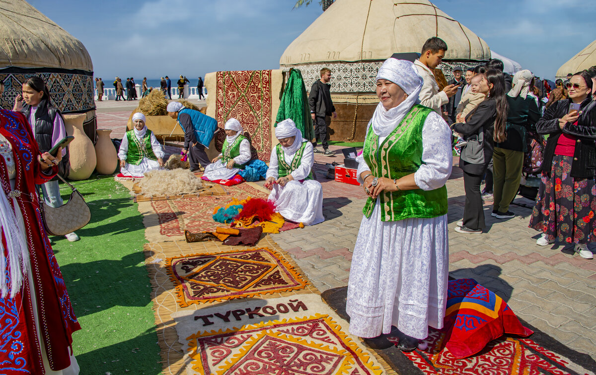 На празднике - Анатолий Чикчирный