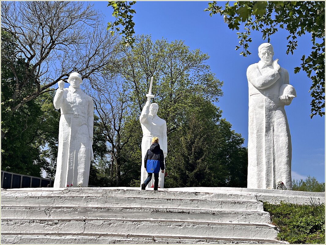 Мемориальный комплекс на братской могиле советских воинов в пос. Корнево. - Валерия Комова Мемориальный комплекс на братской могиле советских воинов в пос. Корнево. - Валерия Комова