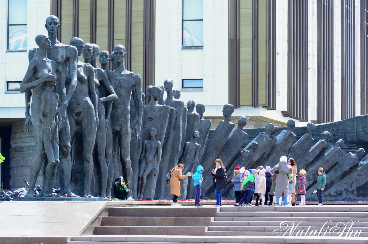 Фоторепортаж. Дети у монумента. 1 - Наталья Вязигина