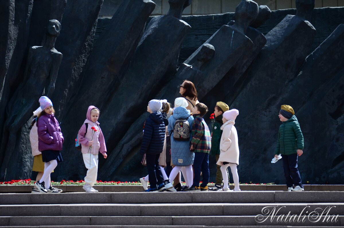 Фоторепортаж. Дети у монумента. 4 - Наталья Вязигина Фоторепортаж. Дети у монумента. 4 - Наталья Вязигина