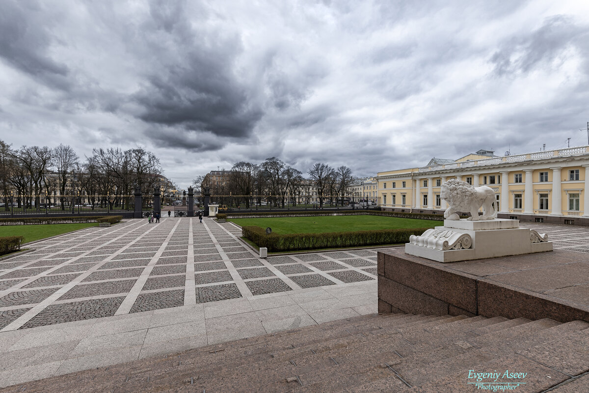 На ступенях Михайловского двогца - Евгений На ступенях Михайловского двогца - Евгений