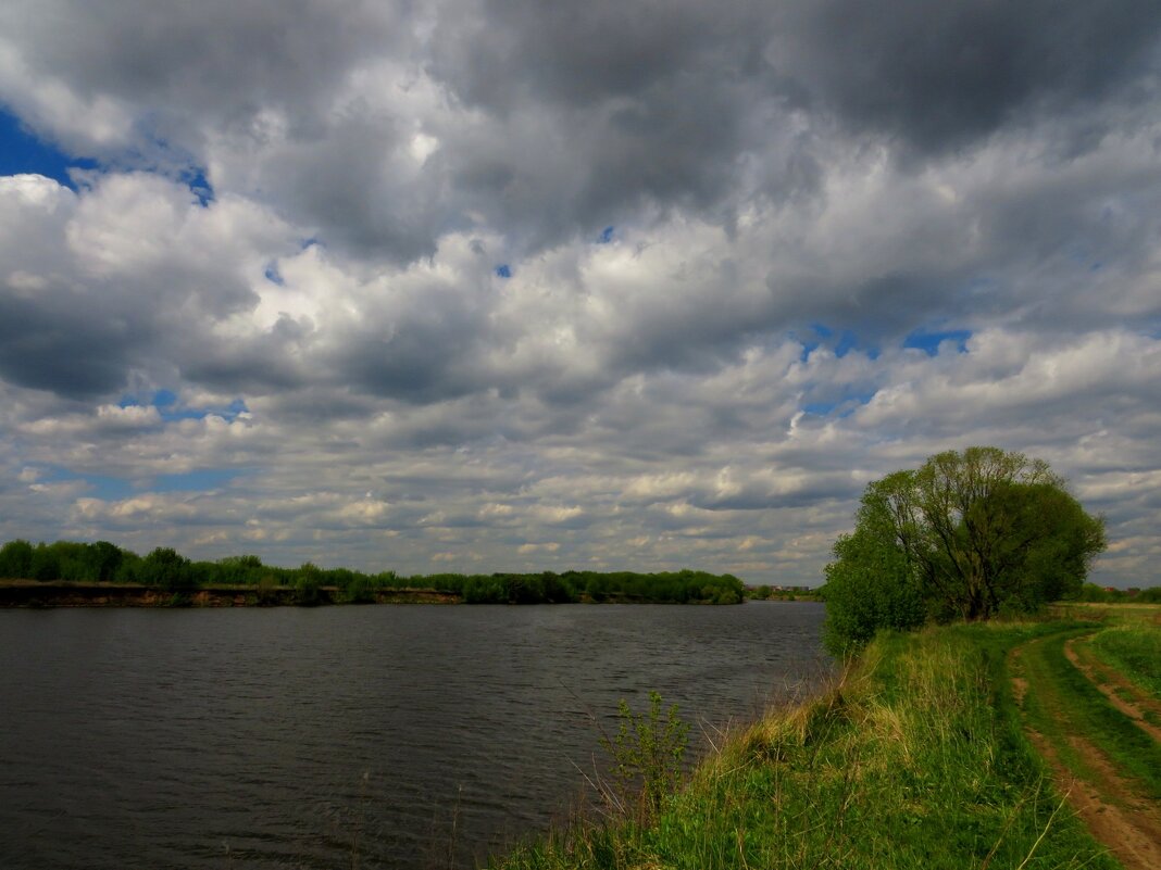 Тучи над рекой - Андрей Снегерёв Тучи над рекой - Андрей Снегерёв