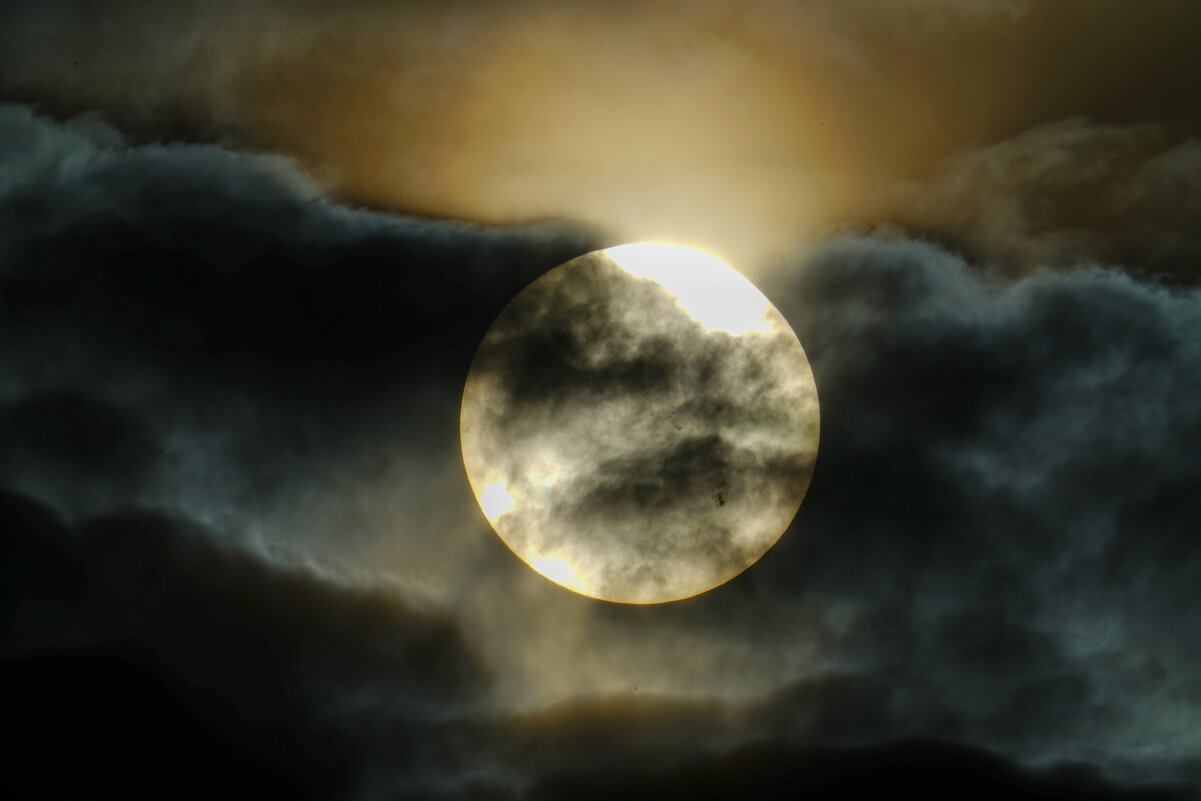 Солнечный диск с пятном - Иван Литвинов Солнечный диск с пятном - Иван Литвинов