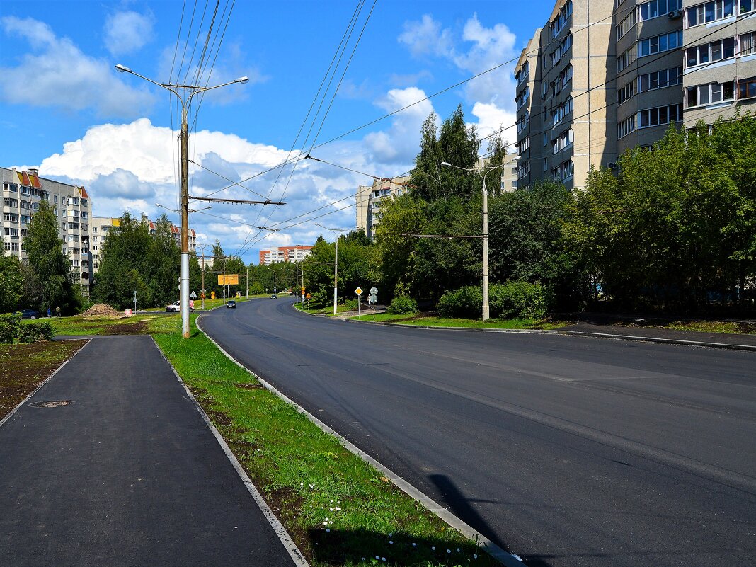 Чебоксары. Улица Университетская летом. - Пётр Чернега Чебоксары. Улица Университетская летом. - Пётр Чернега