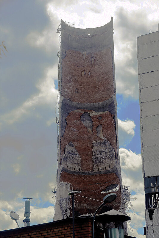 Москва. Руины ЗИЛа. Заводская дымовая труба. 1/3 высоты. - Игорь Олегович Кравченко Москва. Руины ЗИЛа. Заводская дымовая труба. 1/3 высоты. - Игорь Олегович Кравченко