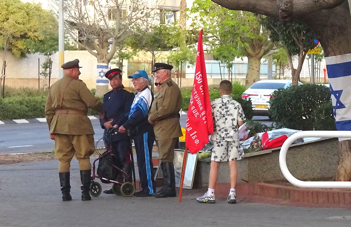 . - Helmut Levitt . - Helmut Levitt