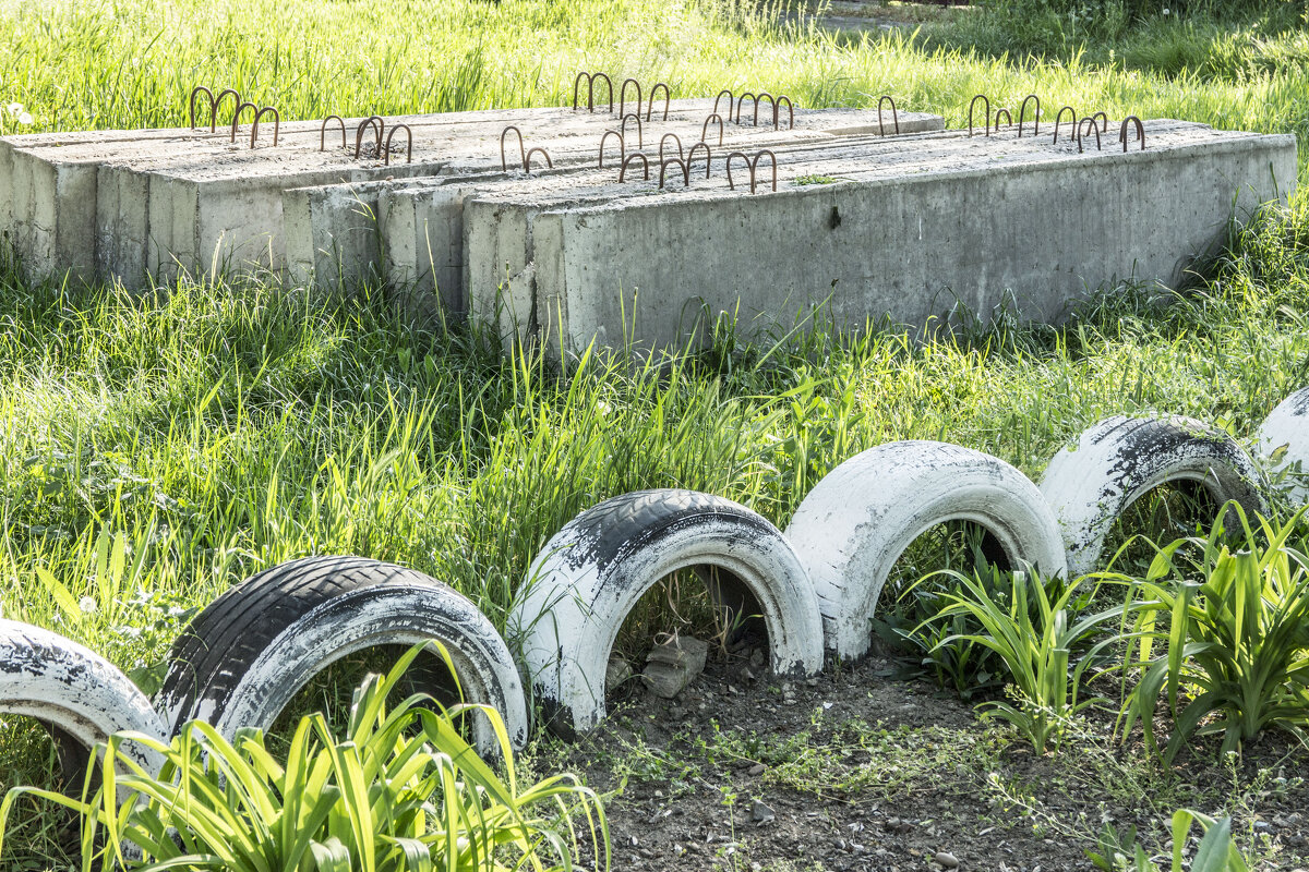 Резиновые & железо-бетонные изделия нежатся на посткоммунистическом весеннем солнце - Коля Лукашов