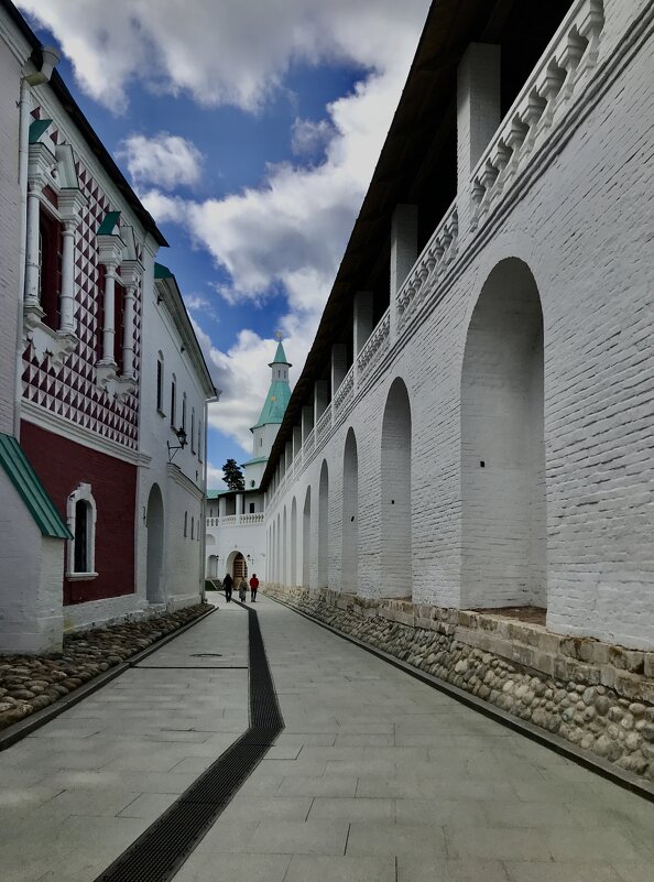 У стен монастыря - Любовь 