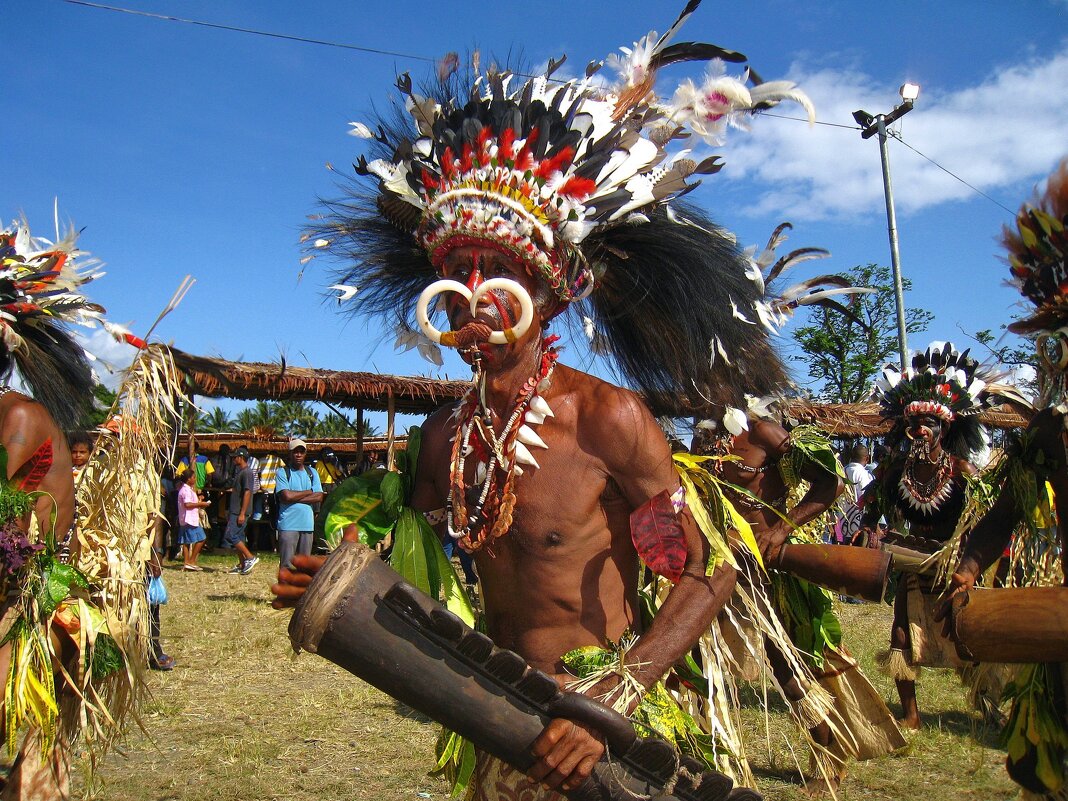 Яркий и харизматичный мужчина с барабаном и с клыками. - unix (Илья Утропов) Яркий и харизматичный мужчина с барабаном и с клыками. - unix (Илья Утропов)