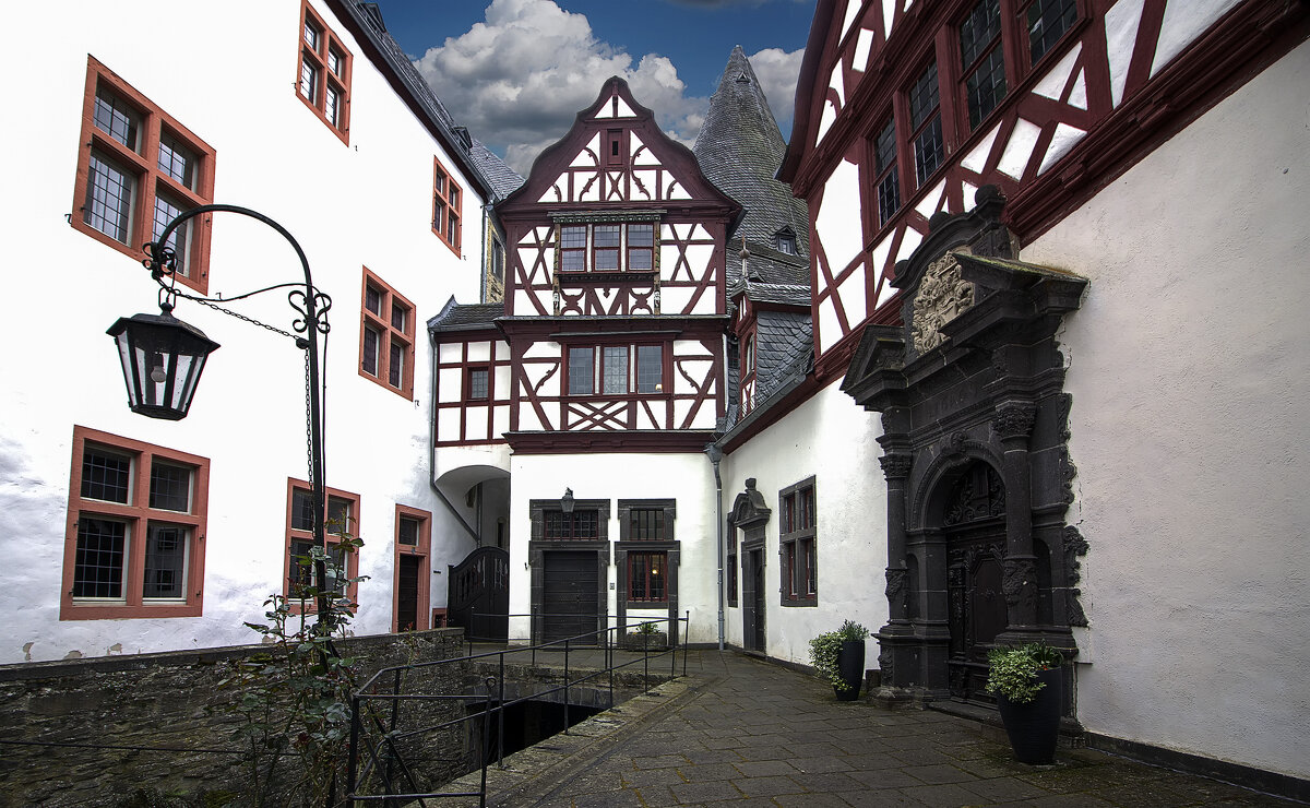 внутренний двор замка - Андроник Александр 