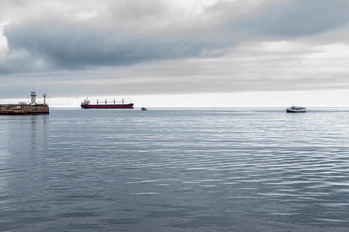 Утро у маяка - Юрий Яловенко