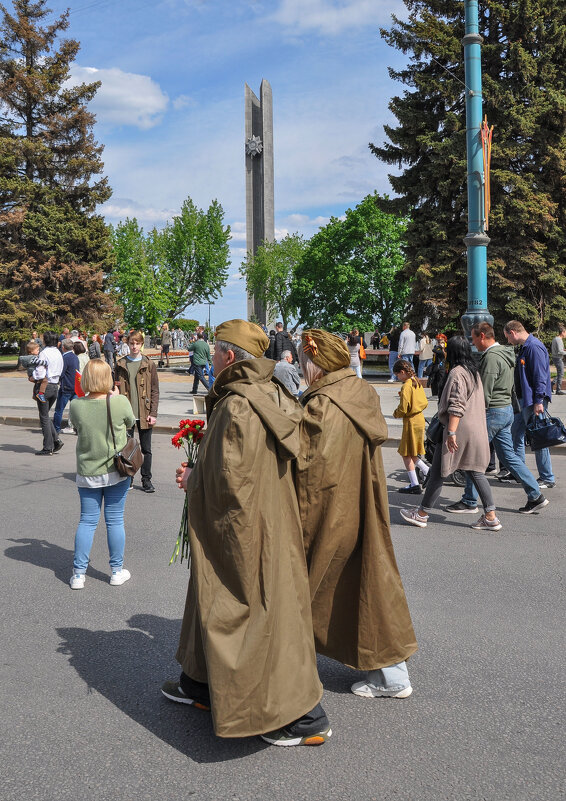 Движение к монументу на Площадь Победы - Татьяна Машошина Движение к монументу на Площадь Победы - Татьяна Машошина