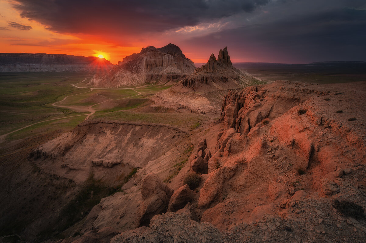 Багряный закат в долине замков Айракты - Дмитрий Шишкин Багряный закат в долине замков Айракты - Дмитрий Шишкин