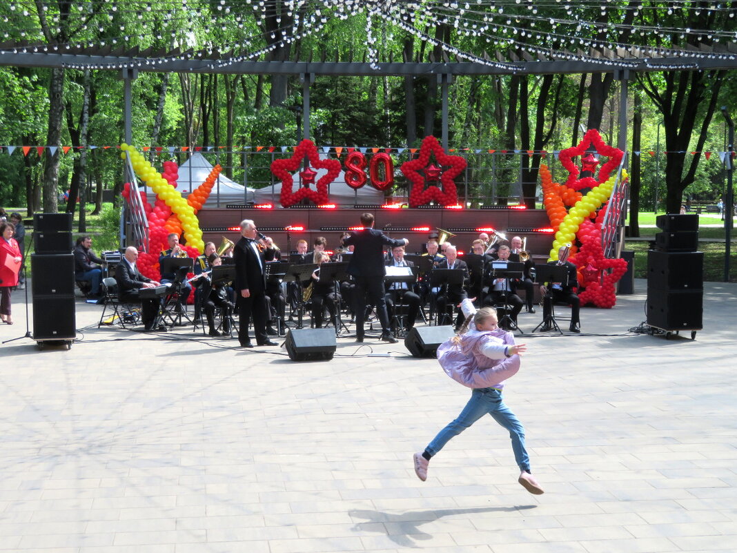 В городском саду играет духовой оркестр. - Егор Бабанов