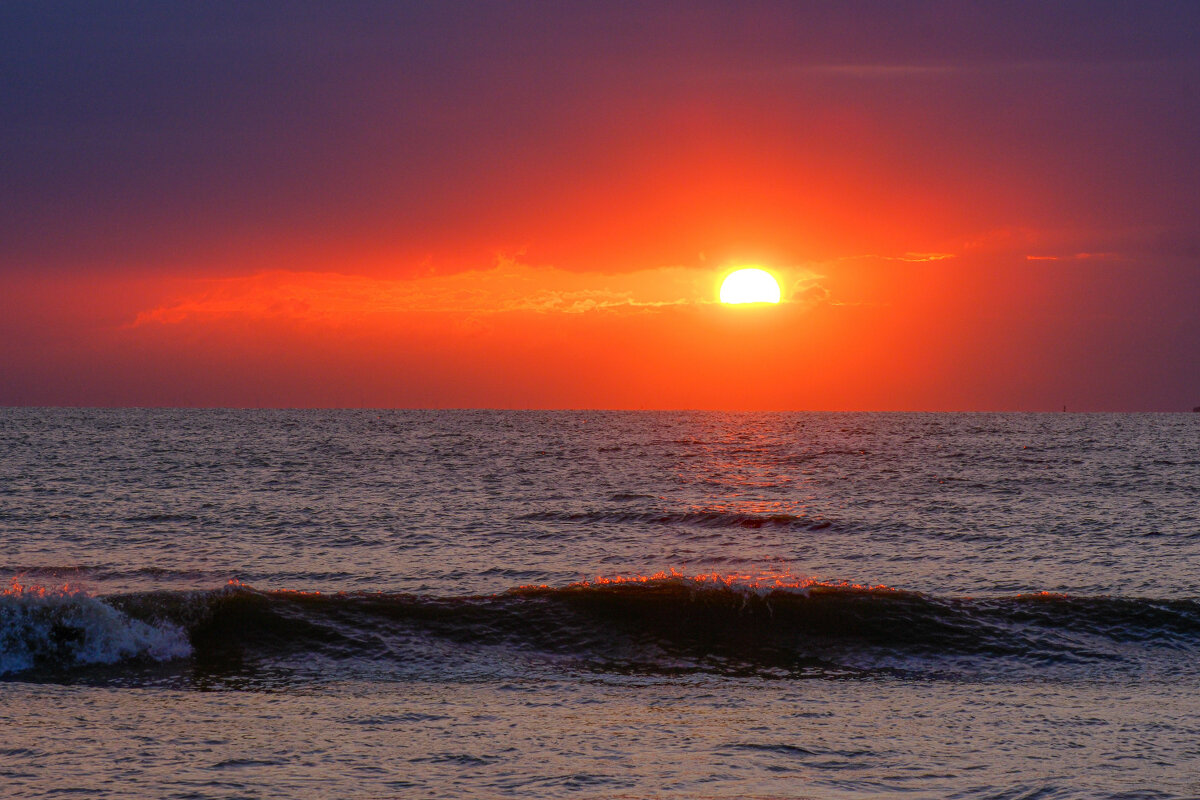 Вокруг солнца небо краснеет - Георгий А Вокруг солнца небо краснеет - Георгий А