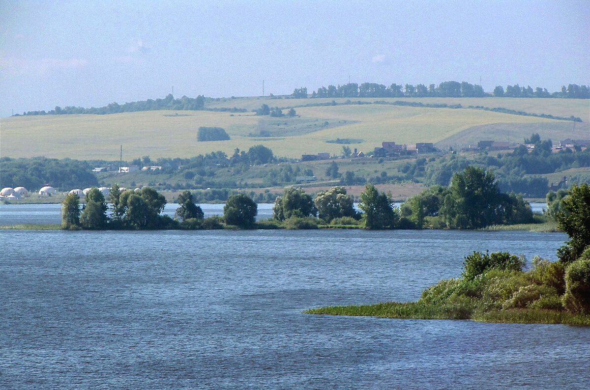 Вид от Свияжска на реку Свияга, острова Татарская Грива и деревню Гаврилково - Александр Ильчевский Вид от Свияжска на реку Свияга, острова Татарская Грива и деревню Гаврилково - Александр Ильчевский